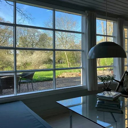 Hébergement de vacances Yellow Summer House With Character And Tranquility